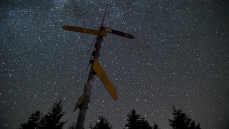 Timelapse-of-the-nightsky-with-a-signpost