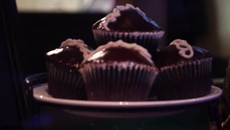 Verschwommene-Schokoladen-Cupcakes-Stehen-Im-Fokus