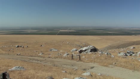 Seltene-Aufnahme-Einer-Kalifornischen-Landschaft-Mit-Unterschied-Zwischen-Wüste-Und-Bewässertem-Ackerland,-Usa