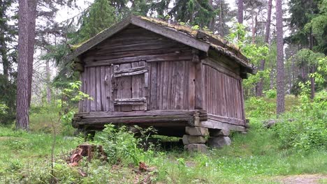 Wooden-hut-in-Finland