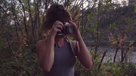 Süßes-Hipster-Mädchen-In-Einem-Park,-Das-Eine-Filmkamera-Fokussiert,-Um-Ein-Foto-Zu-Machen