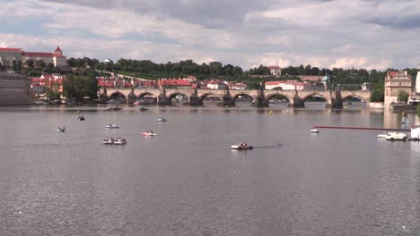 Panorama-De-Praga-Con-El-Puente-De-Carlos,-Chequia