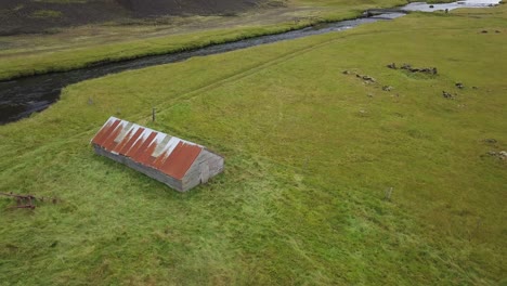 Aerial-video-cirkeling-a-barn-in-Iceland