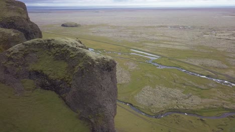 Video-Arial-Fa-Montaña-Cerca-De-Fossalar-En-Islandia