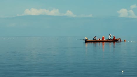 Pescador-En-Acción-En-Un-Cuerpo-De-Agua-Con-Cielo-Azul-En-El-Fondo-En-Un-Día-Brillante
