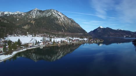 Mount-Fahrenbergkopf-at-lake-Walchen-in-winter,-Bavaria,-Germany