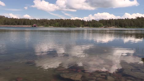 Lago-Con-Nubes-Reflectantes-En-Finlandia