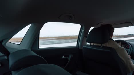 Un-Lapso-De-Tiempo-Panorámico-Desde-El-Interior-De-Un-Automóvil-Durante-Un-Viaje-En-Islandia-
