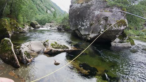 Fpv-Pesca-Con-Mosca-Arroyo-De-Montaña-En-Noruega