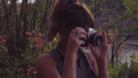 Süßes-Hipster-Mädchen,-Das-Einen-Park-Erkundet-Und-Fotos-Mit-Einer-Filmkamera-Macht