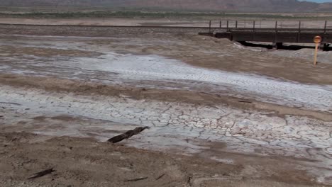 Schwenk-über-Den-Salzgehalt-Von-Trockengebieten-In-Südkalifornien-Aufgrund-Von-Hitze-In-Der-Nähe-Von-Salton-Sea