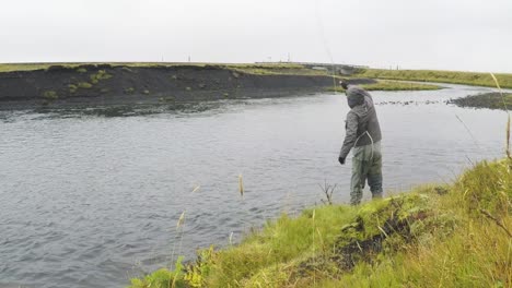 Pesca-Con-Mosca-En-Cámara-Lenta-En-Islandia