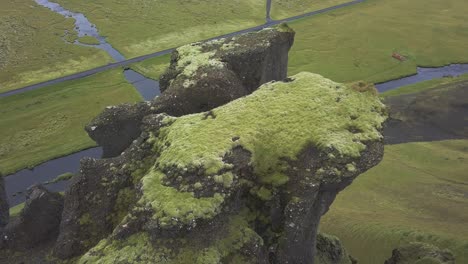 Video-De-Un-Dron-Desde-Una-Montaña-Cerca-De-Fossalar-En-Islandia