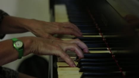 Pianista-Habilidoso-Tocando-Muy-Rápido