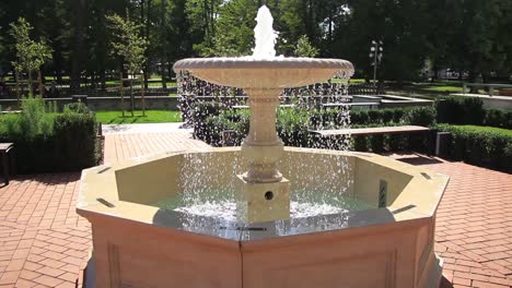 Fuente-En-El-Jardín-Renacentista-Del-Palacio-De-Los-Grandes-Duques-De-Lituania