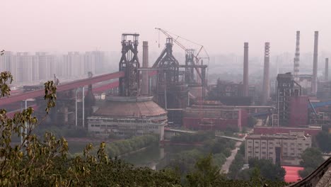 Panorama-De-Las-Obras-De-Acero-Abandonadas-En-Smog-En-Beijing,-China