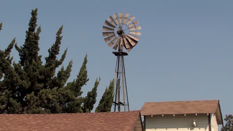 Old-or-classic-wind-wheel-in-California,-USA
