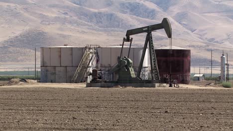 Oil-pump-on-field-in-California-USA