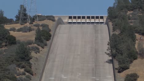 Schwenk-über-Die-Historische-Ansicht-Der-Überlaufrinne-Des-Oroville-Staudamms-In-Kalifornien,-USA,-Vor-Der-Krise-Des-Oroville-Staudamms-Im-Jahr-2017