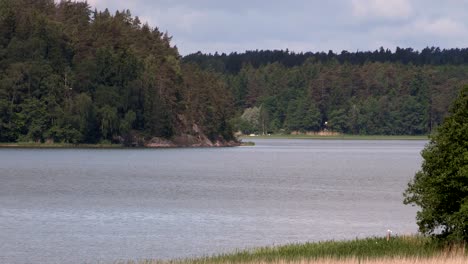 Lago-Romántico-O-Estanque-En-Finlandia