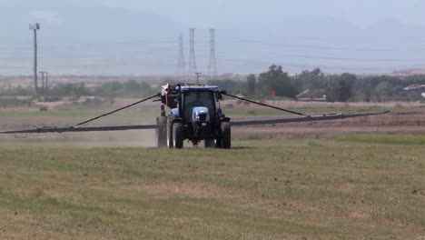 Tractor-fertalizing-Alfalfa-field-in-California,-USA