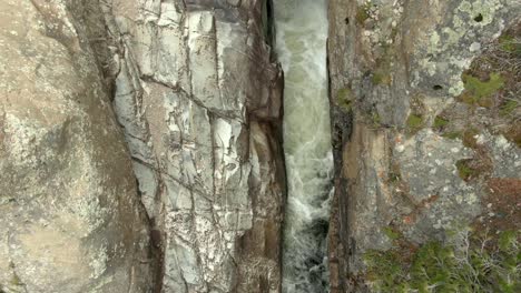 Antenne-Des-Kleinen-Wasserfalls-Im-Fluss-In-Colorado,-Spätsommer