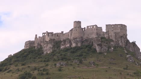 Plano-Medio-Del-Castillo-De-Spis-En-Eslovaquia,-A-Menudo-En-Los-Sitios-De-Castillos-Más-Grandes-De-Europa