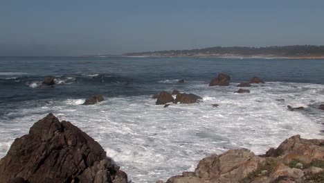 Waves-of-the-Pacific-Ocean-near-San-Francisco-California,-USA-1