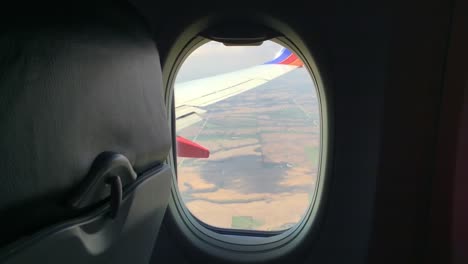 POV-Aufnahme,-Die-Aus-Einem-Verkehrsflugzeugfenster-Schaut,-Während-Das-Flugzeug-Geradeaus-Hinter-Einer-Leichten-Querneigung-Zieht