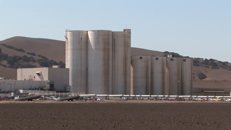 Concrete-silos-in-California-USA