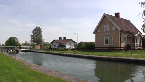 Sluice-house-at-Berg-at-Göta-Canal,-Sweden