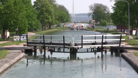 Sluice-or-watergate-at-Berg-at-Göta-Canal,-Sweden