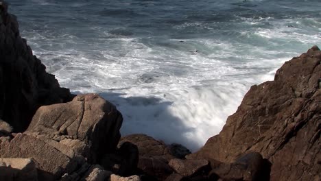 Waves-of-the-Pacific-Ocean-hitting-rocks-near-San-Francisco-California,-USA