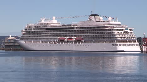 Cruise-ship-in-harbour-of-Bergen-in-Norway