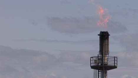 Gas-De-Refinería-Que-Quema-En-La-Parte-Superior-De-Una-Torre