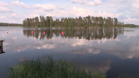 Panoramaaufnahme-Eines-Sees-Mit-Nadelwald-Und-Wolken-In-Finnland