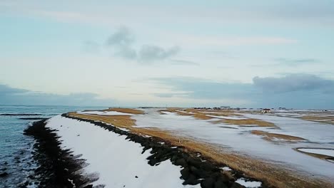 Drohnenflug-Tief-Entlang-Der-Küste-Von-Sandgerdi-Island-Im-Januar