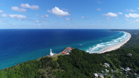 Atemberaubende-Luftaufnahme-Des-Leuchtturms-Von-Cape-Byron-Mit-Erstaunlichem-Kontrast-Zum-Blauen-Ozean-Dahinter