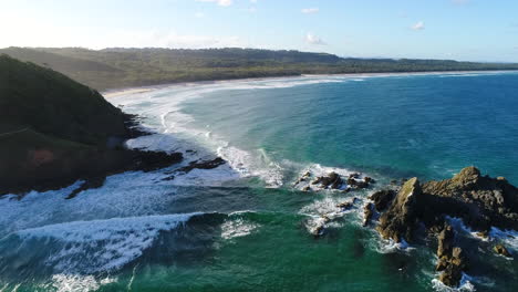 Luftaufnahmen-über-Eine-Atemberaubende-Felsformation-Mit-Wellen,-Die-An-Der-Küste-Gegen-Sie-Prallen