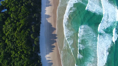 Vogelperspektive-Auf-Die-Australische-Küstenlinie-Mit-Wellen,-Die-Gegen-Den-Strand-Schlagen