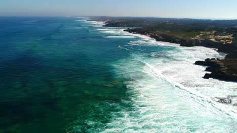 Drohne-über-Der-Weiten-Küstenlinie-Australiens-Mit-Atemberaubenden-Filmaufnahmen