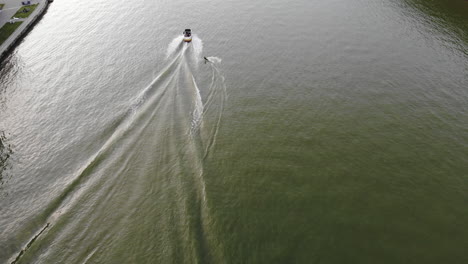Toulouse-waterskiing-aerial
