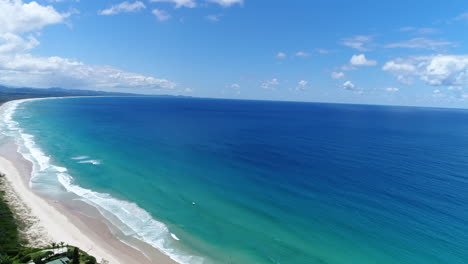 Hermosa-Playa-Azul-En-Un-Día-Increíble