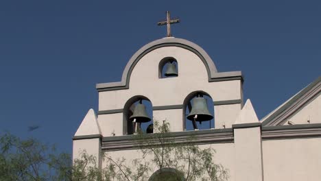 Nahaufnahme-Von-Glocken-In-Der-Katholischen-Kirche-Unserer-Lieben-Frau,-Königin-Der-Engel,-Los-Angeles,-Kalifornien,-Usa