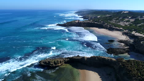 Drohnenaufnahmen-Aus-Der-Luft-über-Einem-Australischen-Strand-Mit-Atemberaubender-Aussicht-Und-Tollem-Wetter