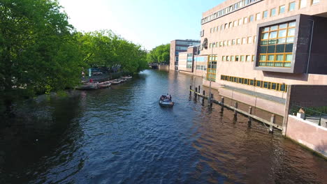 Volando-Por-Un-Canal-De-Amsterdam