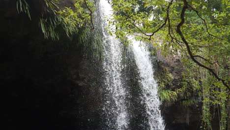 Seite-Auf-Schuss-Eines-Atemberaubenden-Wasserfalls