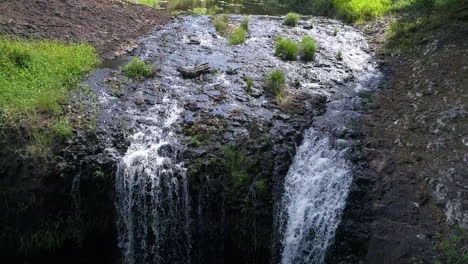 über-Die-Kante-Eines-Wasserfalls-Schweben