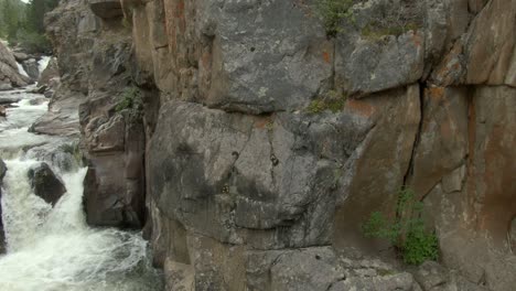 Luftschwenk-Vom-Wasserfall-Zur-Felswand-Im-Canyon-In-Colorado