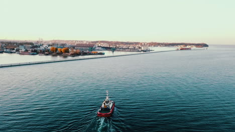 Drohne-Fliegt-über-Das-Fischerboot,-Das-Bei-Sonnenuntergang-In-Gdynia-Auf-Der-Ostsee-Segelt